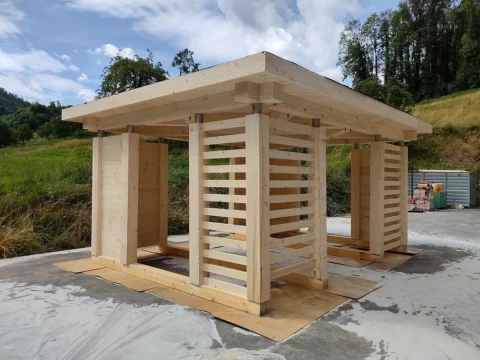 Unterstand aus Massivholz nach dem Softstrahlen