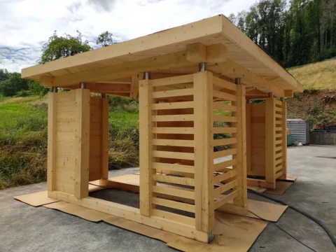 Unterstand aus Massivholz vor dem Softstrahlen