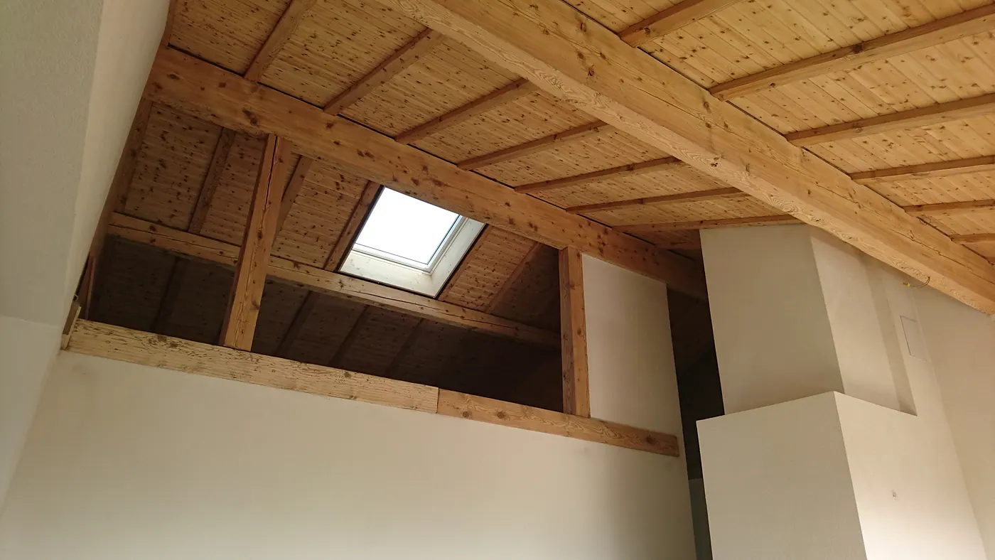 Estrich mit hellem Holzdachstuhl nach dem Softstrahlen