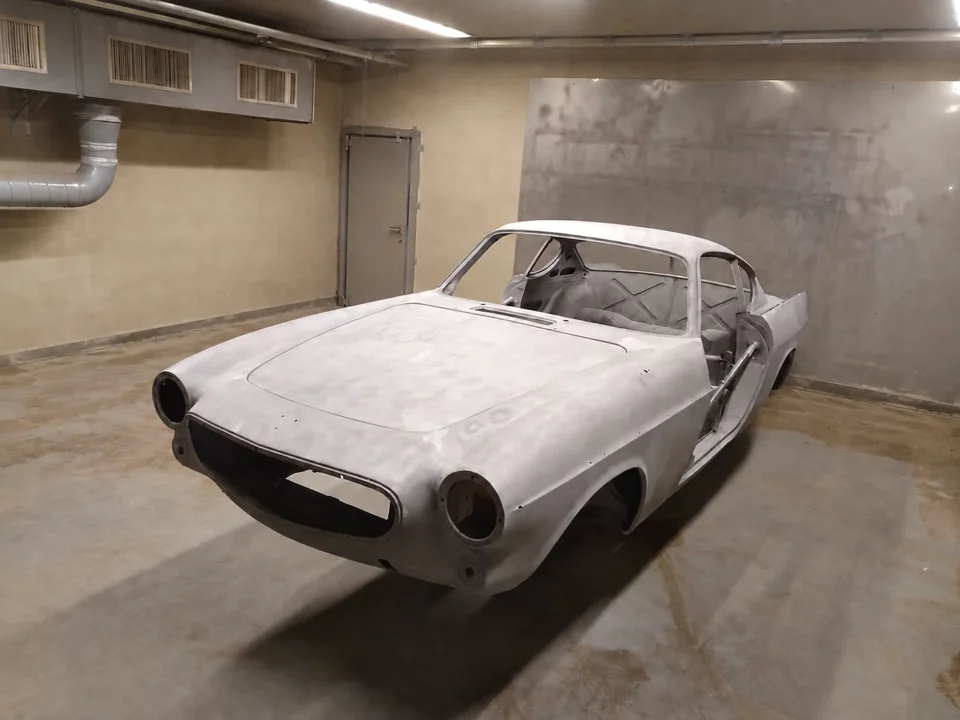 Carrosserie de voiture ancienne entièrement décapée par aérogommage dans la cabine Ma-Tek