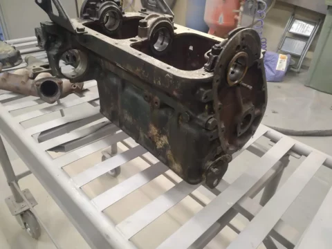 Bloc moteur (côté) avant nettoyage mécanique