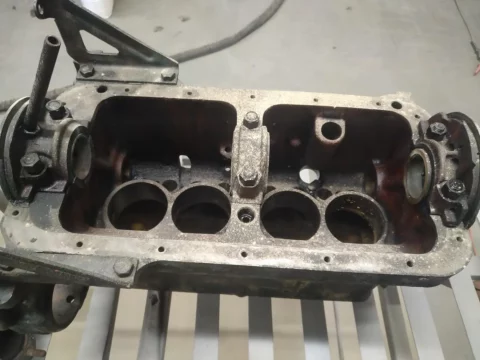 Bloc moteur (dessus) avant nettoyage mécanique
