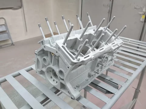 Aluminium-Motorblock nach dem Softstrahlen