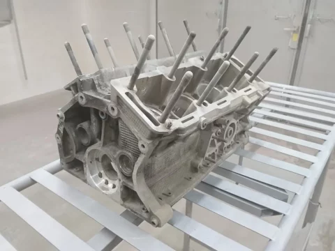 Aluminium-Motorblock vor dem Softstrahlen