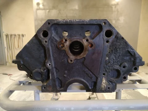 Bloc moteur en fonte avant nettoyage mécanique