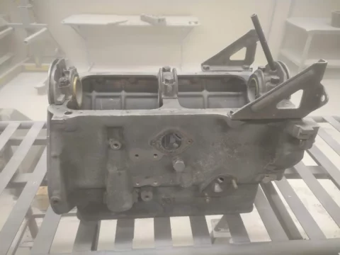 Bloc moteur et carter après nettoyage mécanique