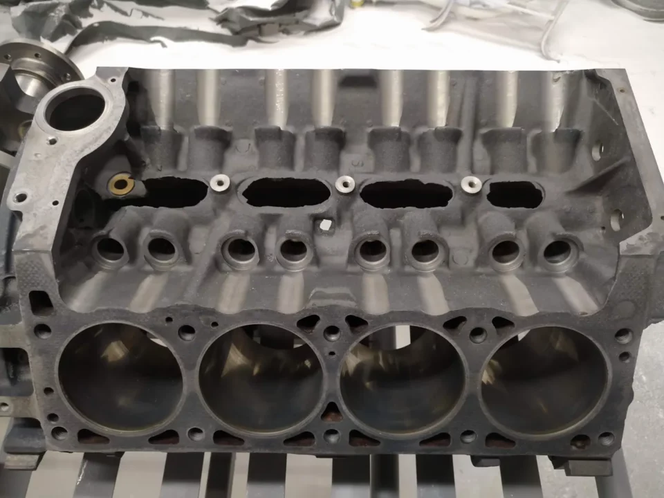 V8-Motorblock nach der mechanischen Reinigung
