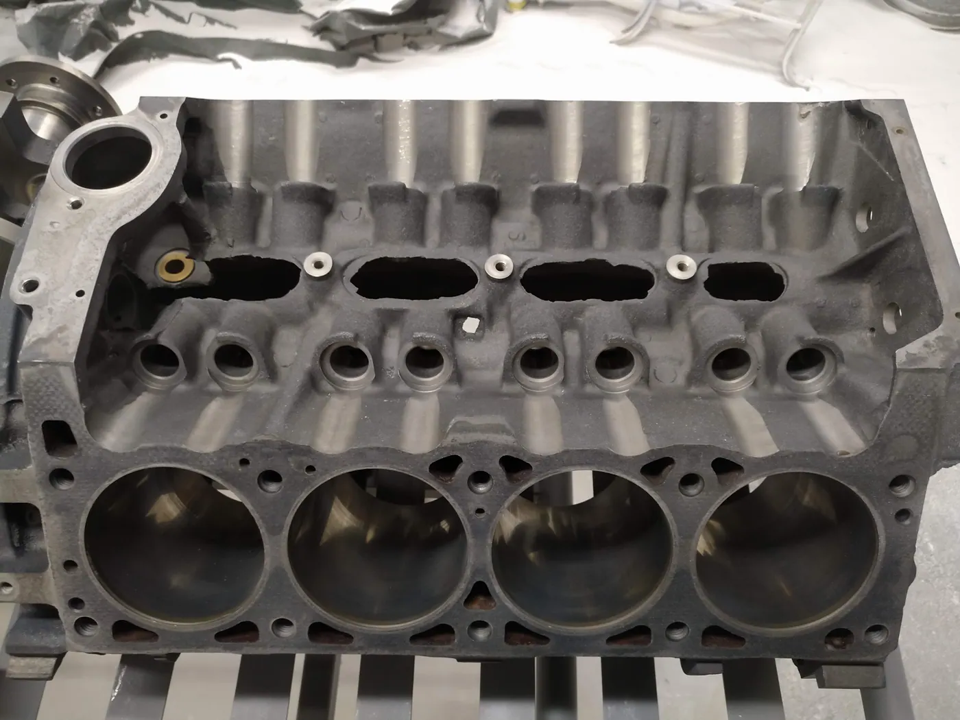 Bloc moteur V8 après nettoyage mécanique