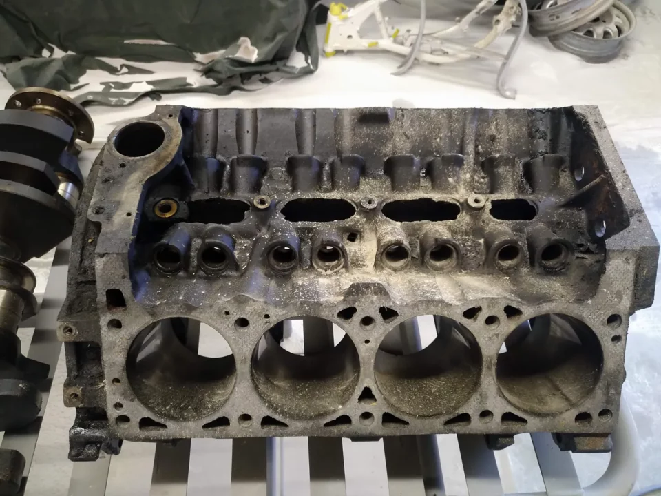 V8-Motorblock vor der mechanischen Reinigung
