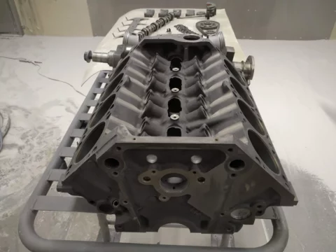 Bloc moteur V8 (dessus) après nettoyage mécanique