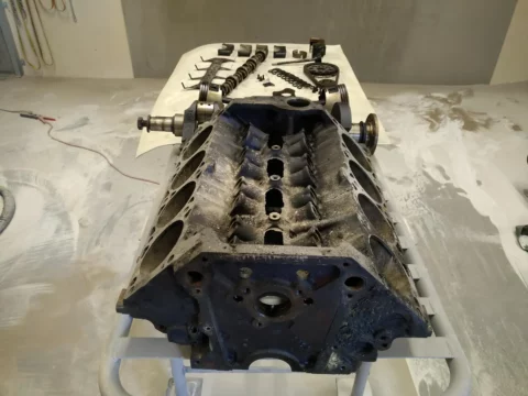 Bloc moteur V8 (dessus) avant nettoyage mécanique
