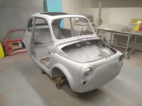 Rohkarosserie Fiat 500 nach dem Softstrahlen