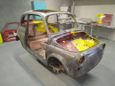 Rohkarosserie Fiat 500 vor dem Softstrahlen