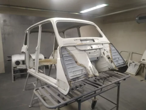 Karosserie Fiat 500 vor dem Softstrahlen