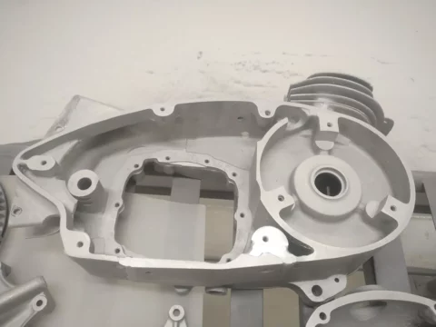 Carter moteur après nettoyage mécanique