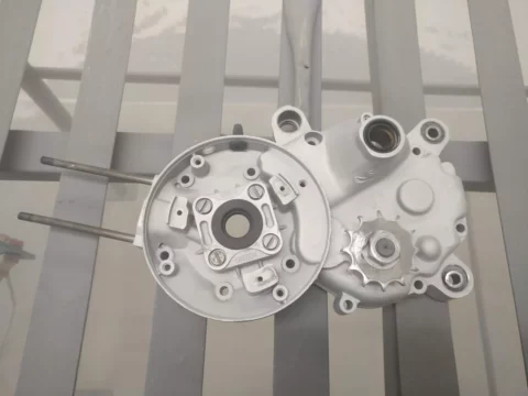 Carters en aluminium après nettoyage mécanique