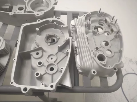 Carters moteur en aluminium après nettoyage mécanique