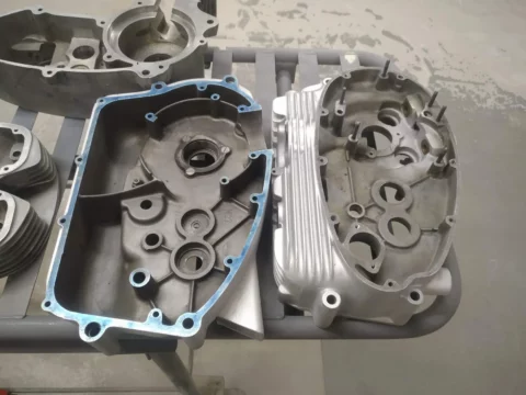 Carters moteur en aluminium avant nettoyage mécanique