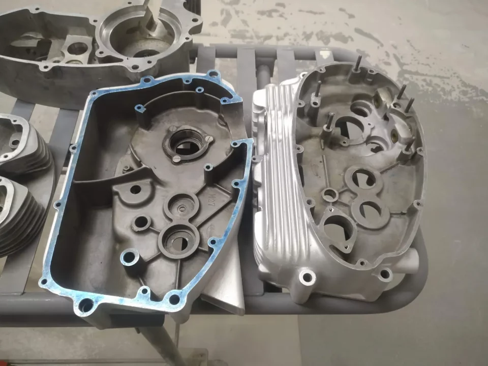 Aluminium-Motorgehäuse vor der mechanischen Reinigung
