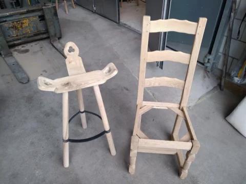Stuhl und Hocker nach dem Softstrahlen