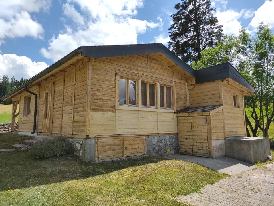 Holzchalet nach dem Softstrahlen