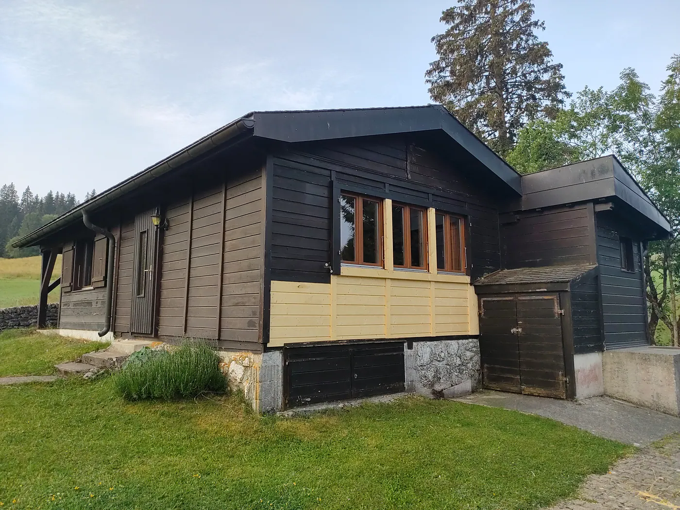 Holzchalet vor dem Softstrahlen