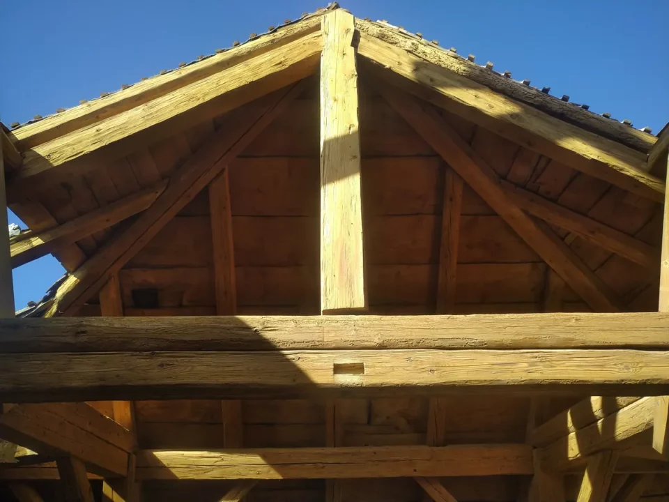 Dachstuhl eines grossen Estrichs: Baustelle von Ma-Tek (Softstrahlen), Foto 22