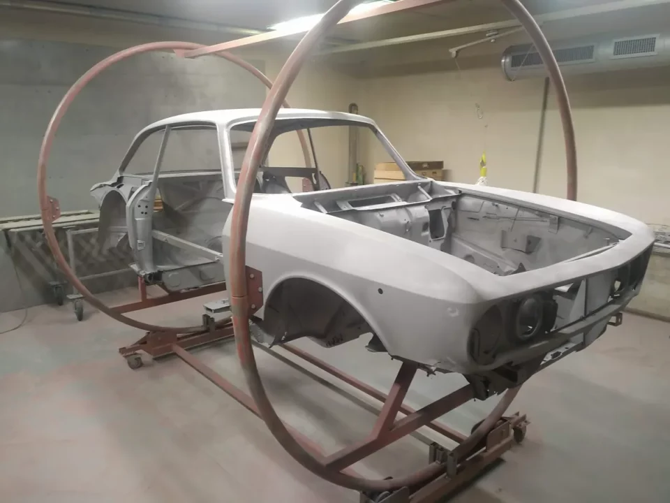 Oldtimer-Coupé auf Drehgestell: Baustelle von Ma-Tek (Fahrzeuge), Foto 3