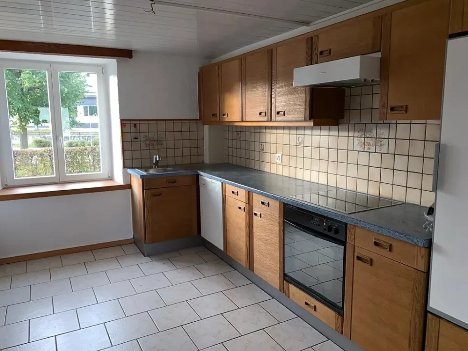 Holzküche mit weissen Fliesen: Baustelle von Ma-Tek (Küchenrenovation mit Softstrahlen), Foto 2