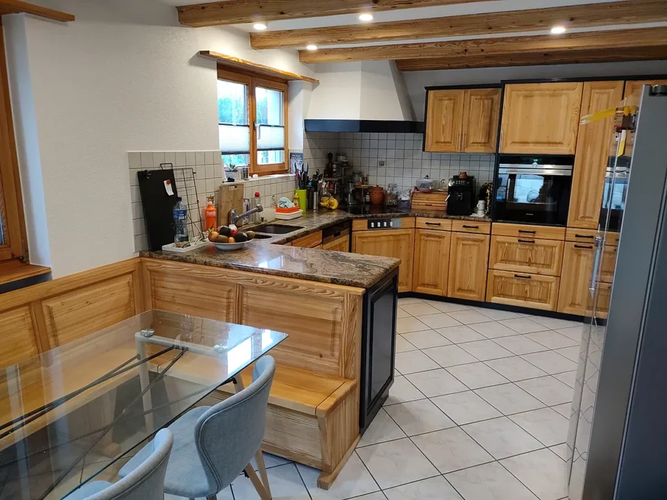 Lärchenküche mit Essecke: Baustelle von Ma-Tek (Küchenrenovation mit Softstrahlen), Foto 3