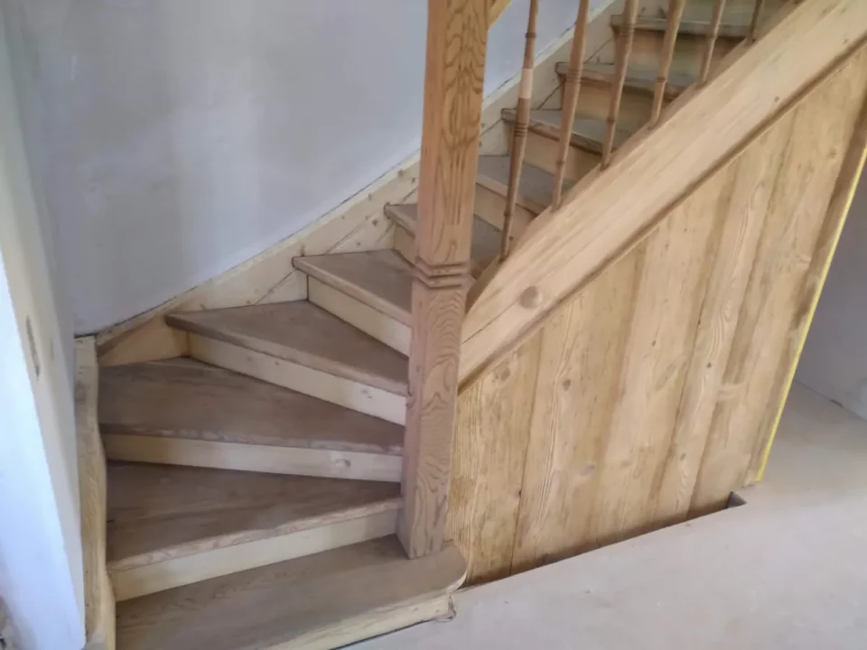 Gewendelte Holztreppe: Baustelle von Ma-Tek (Softstrahlen), Foto 3