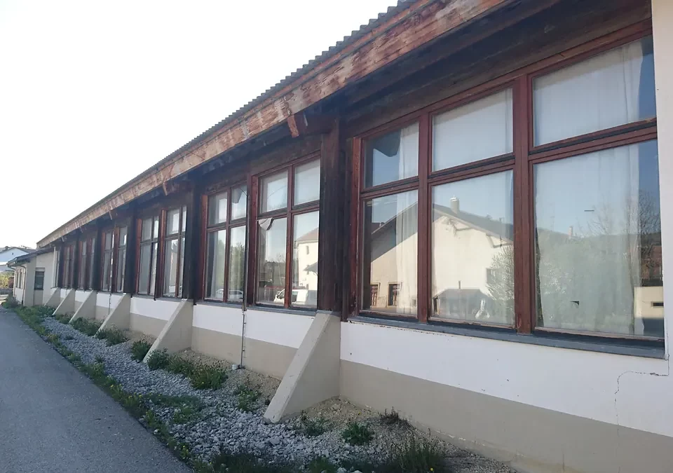Holzfenster eines Gewerbebaus: Baustelle von Ma-Tek (Softstrahlen), Foto 2