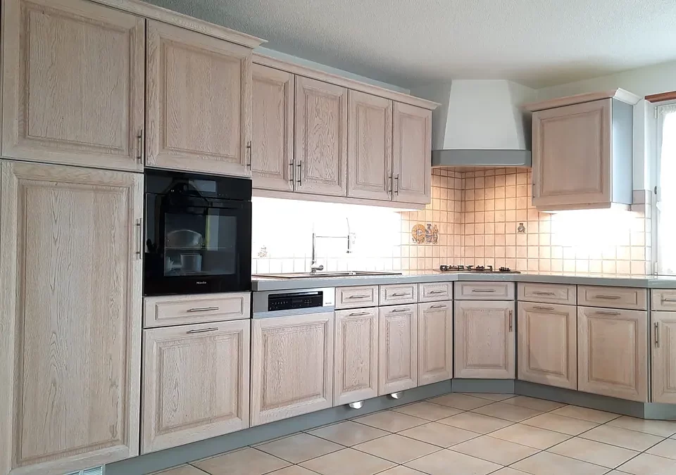 Grosse Eichen-Eckküche: Baustelle von Ma-Tek (Küchenrenovation mit Softstrahlen), Foto 2