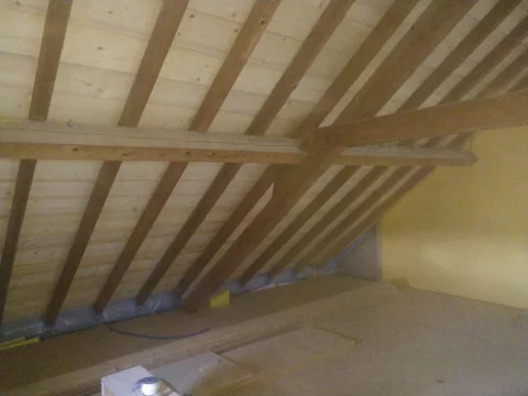 Dachstuhl im Estrich vor dem Softstrahlen