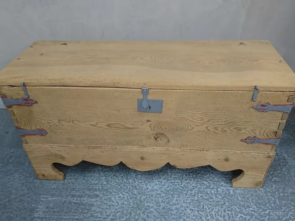 Alte Truhe nach dem Softstrahlen