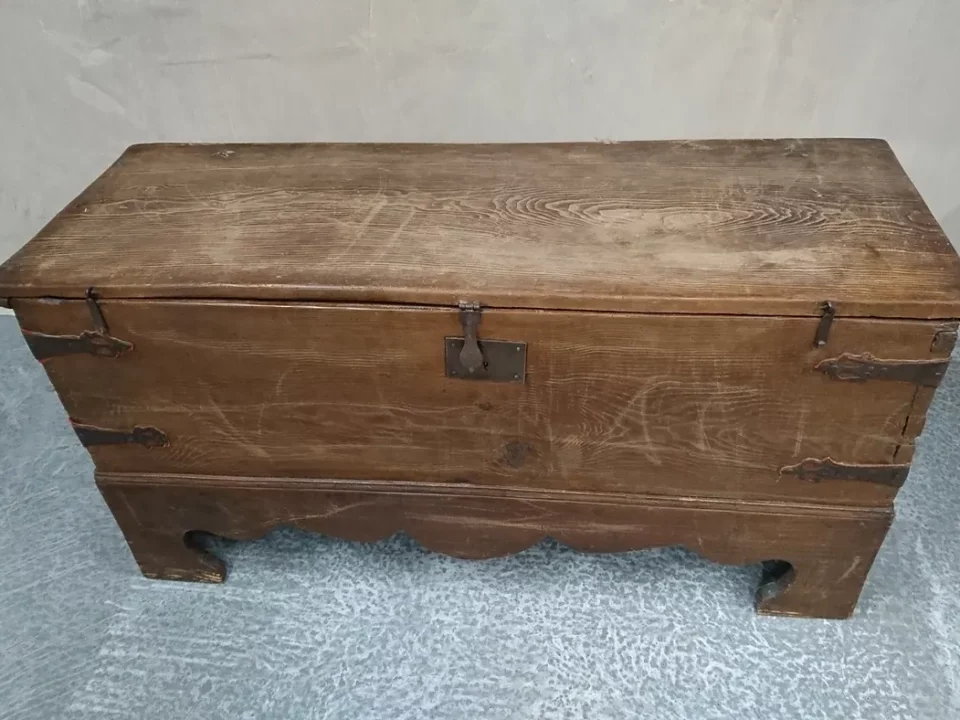 Alte Truhe vor dem Softstrahlen