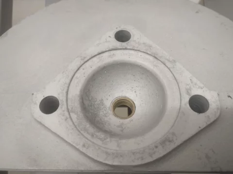Couvercle en aluminium après nettoyage mécanique