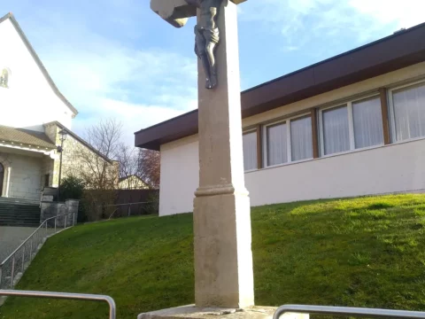Steinkreuz nach dem Nassstrahlen
