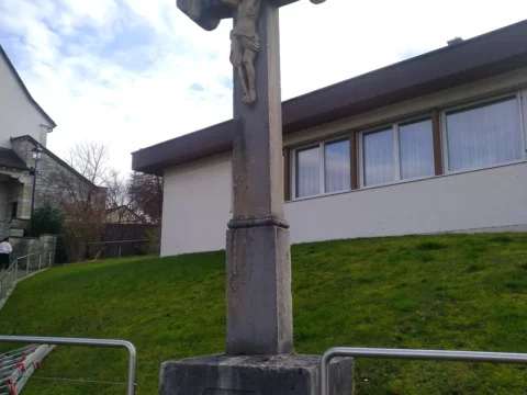 Steinkreuz vor dem Nassstrahlen