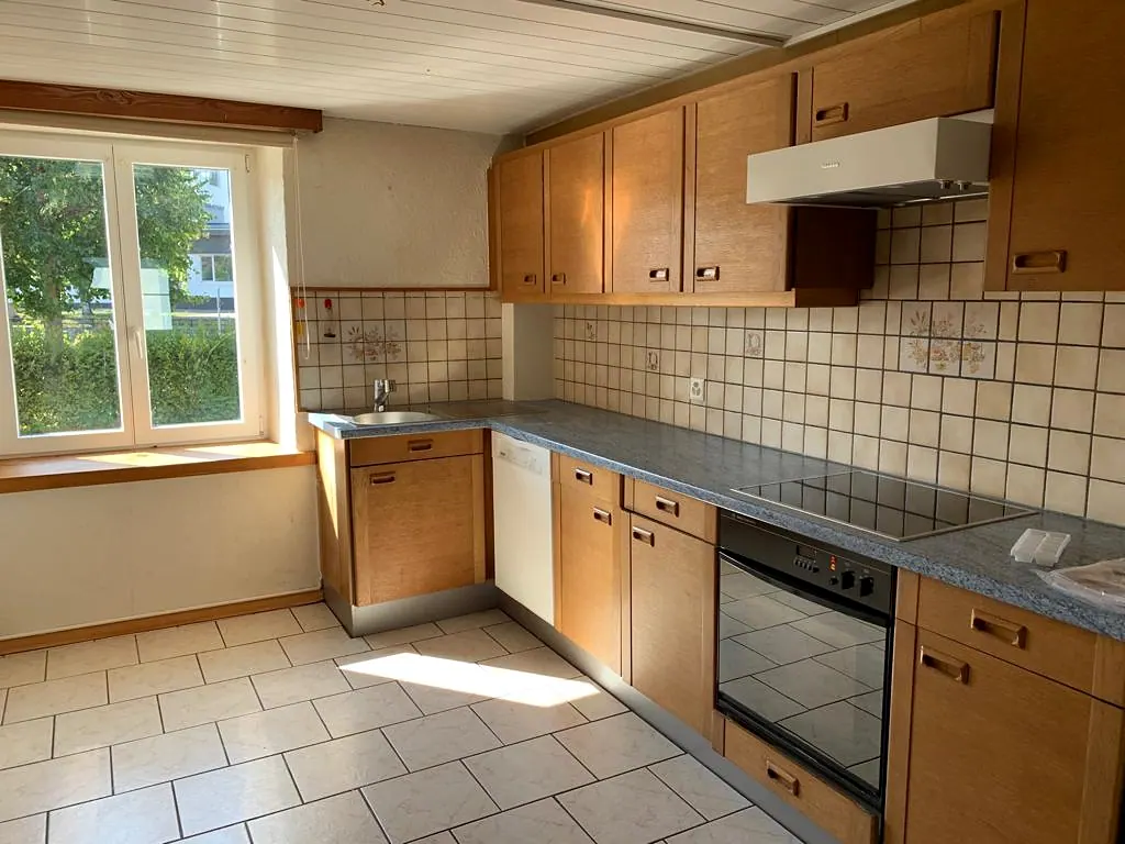 Holzküche mit weissen Fliesen vor dem Softstrahlen