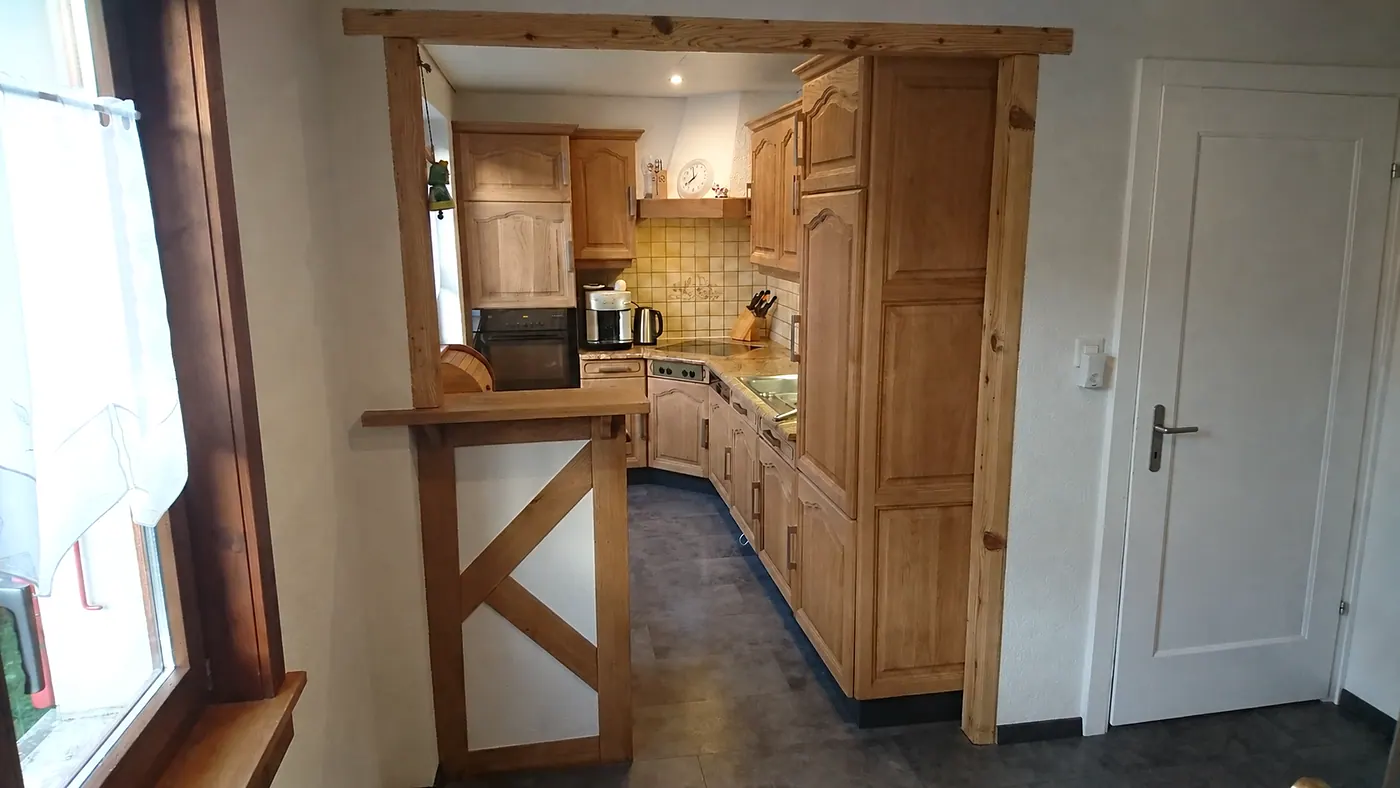 Eichenküche mit Bar nach dem Softstrahlen