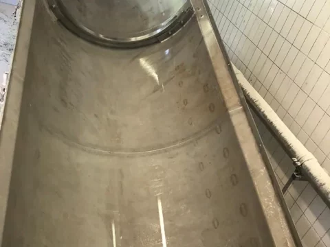 Cuve en inox après nettoyage mécanique