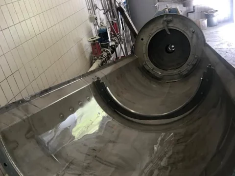 Cuve en inox (fond) après nettoyage mécanique