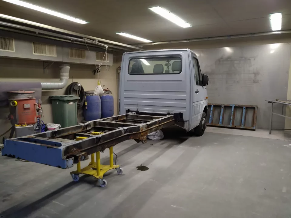 Nutzfahrzeug LT 45 und sein Chassis, in der Strahlkabine von Ma-Tek vorbereitet