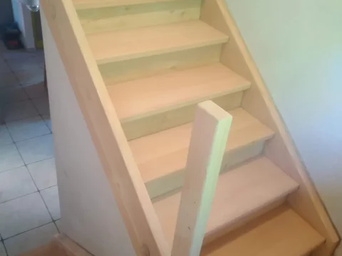 Holztreppe nach dem Softstrahlen