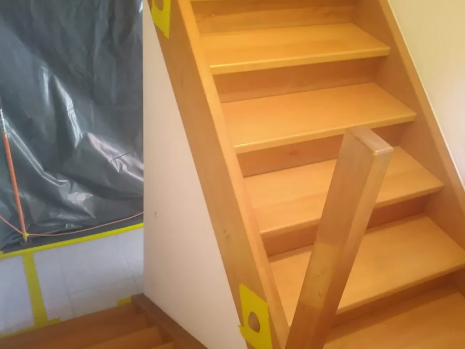Holztreppe vor dem Softstrahlen