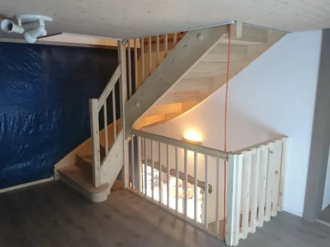 Treppe und Geländer nach dem Softstrahlen