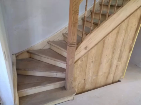 Gewendelte Holztreppe nach dem Softstrahlen