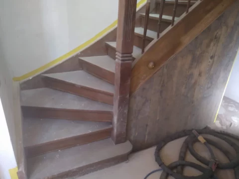 Gewendelte Holztreppe vor dem Softstrahlen