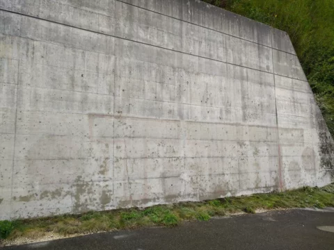 Dieselbe Betonmauer nach der Reinigung: Graffiti vollständig entfernt